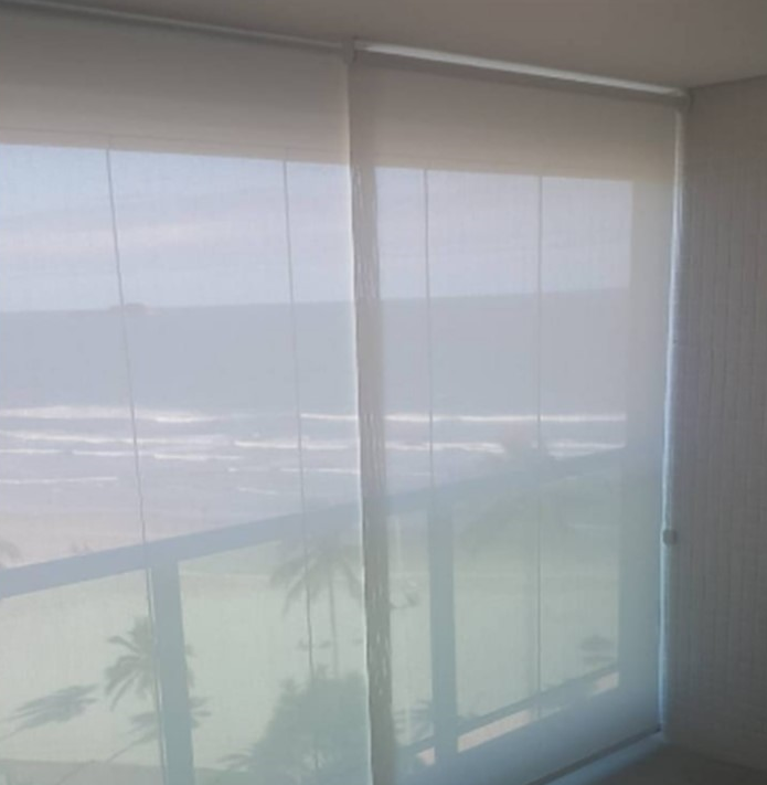 Persianas tela solar com vista para a cidade